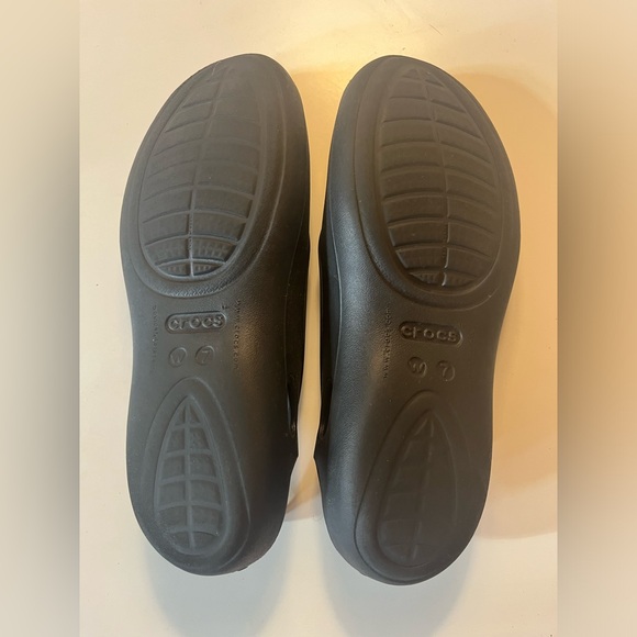 Women’s Croc Flats - Picture 3 of 4